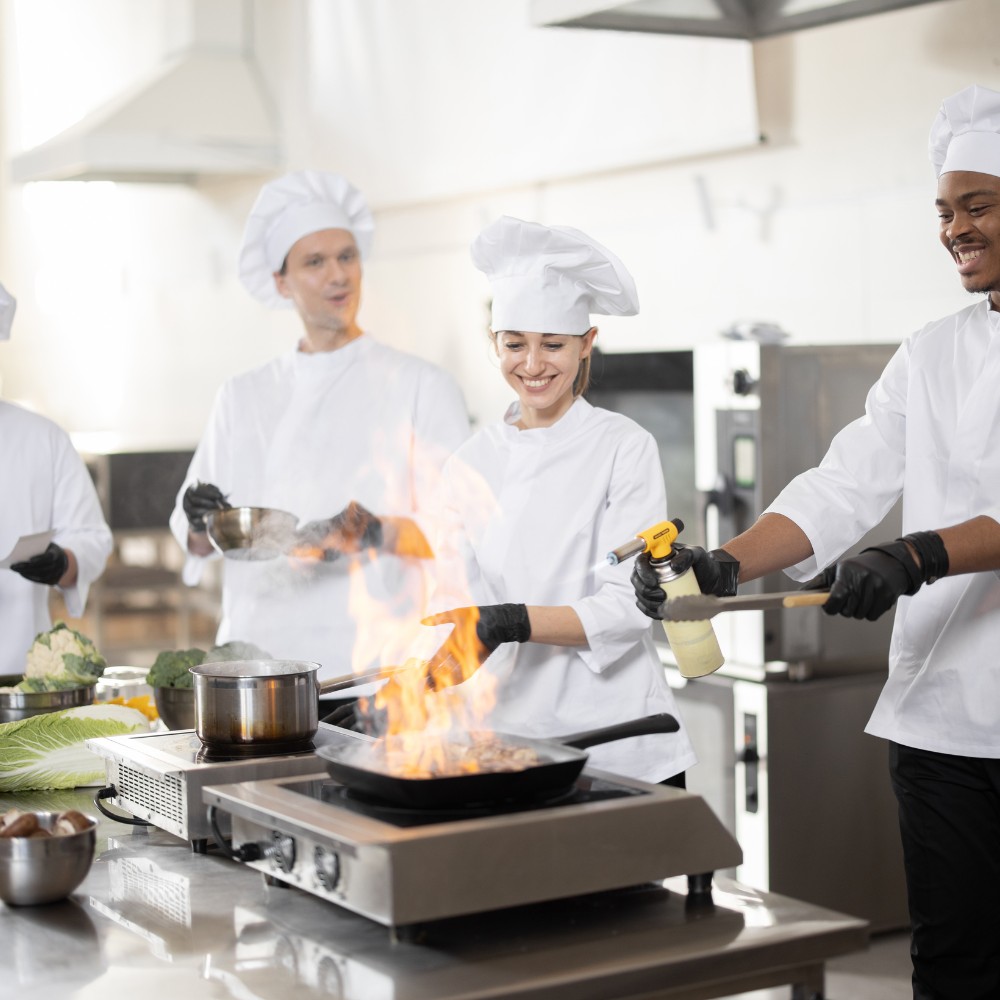 Le chef cuisine en utilisant les nouveaux matériaux achetés à Frigo Horeca