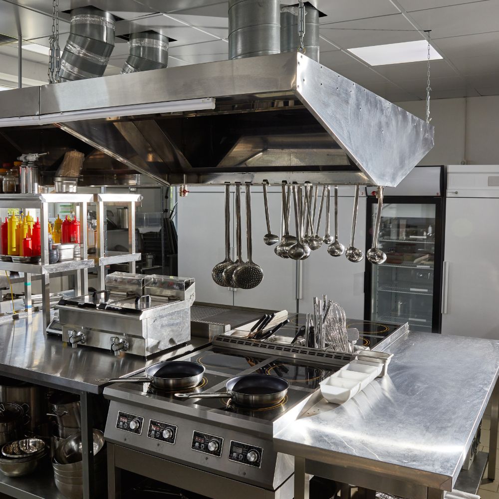 Koken in een restaurant met speciale cateringfaciliteiten